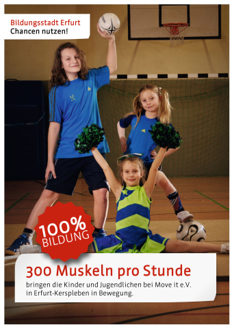 Drei Kinder in Sportkleidung stehen vor dem Tor in einer Turnhalle. Darunter steht der Satz: "300 Muskeln pro Stunde bringen die Kinder und Jugendlichen bei Move it e. V. in Erfurt-Kerspleben in Bewegung."