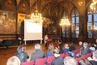 Bürgermeisterin Anke Hofmann-Domke spricht im Rathausfestsaal das Grußwort zur Bildungskonferenz