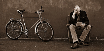 Tourist sitzend neben Fahrrad