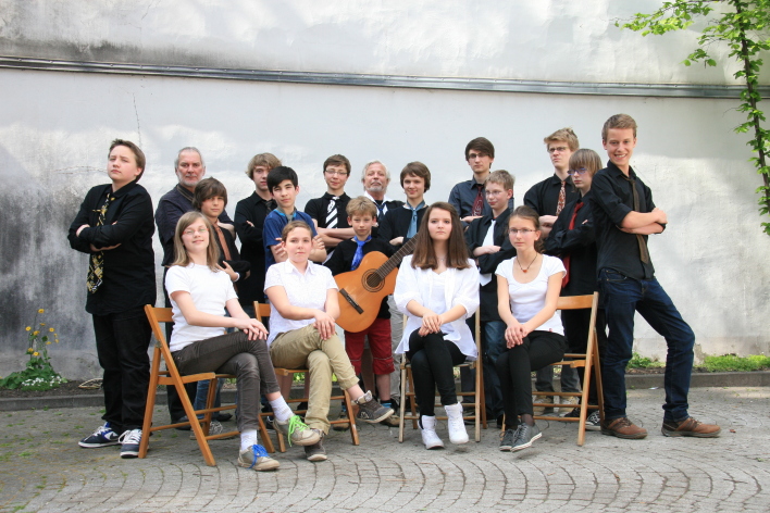 Das Gitarrenorchester "Die Heißen Drähte" im Schulhof