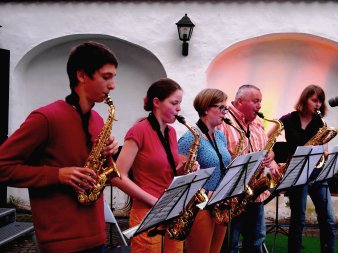 Das Saxofonquintett musiziert mit seinem Leiter René Wirthgen