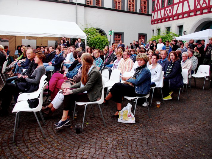 Mehrere hundert erwartungsvolle Zuhörer haben im Hof der Musikschule Platz genommen.