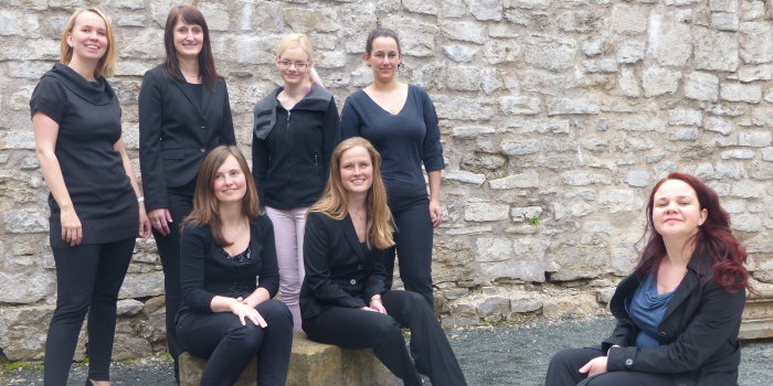 Die Sängerinnen der Vokalgruppe "Il canto delle donne" mit ihrer Ensembleleiterin im Hof der Musikschule