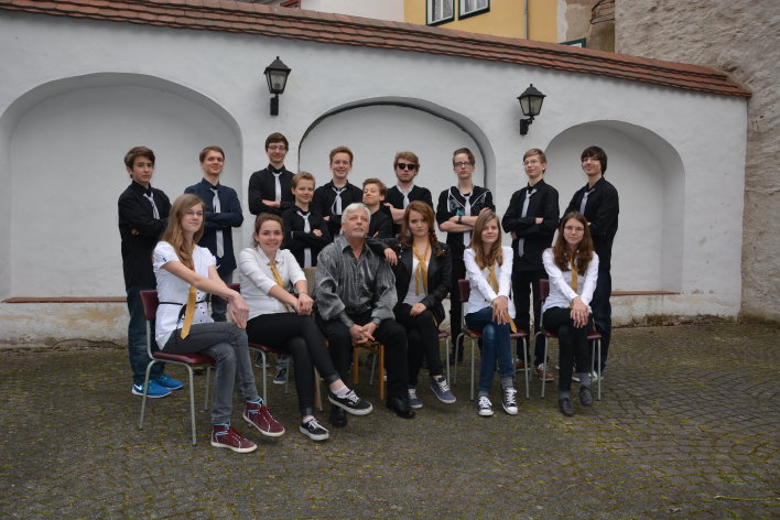 Die Musiker des Gitarren-Pop-Orchesters "Die heißen Drähte" mit ihrem Orchesterleiter Frank Beierlein im Hof der Musikschule