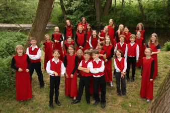 Die Kinder des Nachwuchschores in ihrer Chorkleidung auf dem Gelände der Jugendherberge Dörnfeld. 