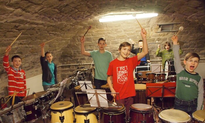 Die Musiker der Drumgruppe "Rambazamba" während einer Probe im Bandkeller der Musikschule