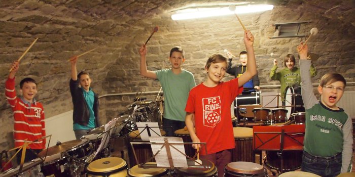 Die Musiker der Drumgruppe "Rambazamba" während einer Probe im Bandkeller der Musikschule