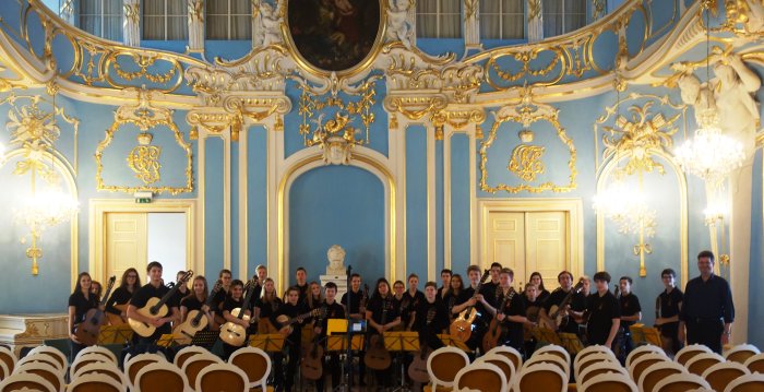 Die Mitglieder des JugendGitarrenensembles der Musikschule Erfurt mit ihrem Orchesterleiter vor dem Auftritt beim 7.Landesorchesterwettbewerb im Blauen Saal des Schlosses Sondershausen