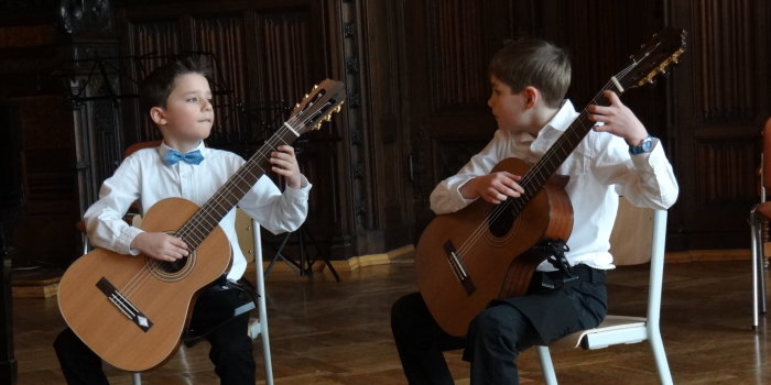 Das Gitarrenduo Ruben und Levin spielt beim Preisträgerkonzert im Rathausfestsaal
