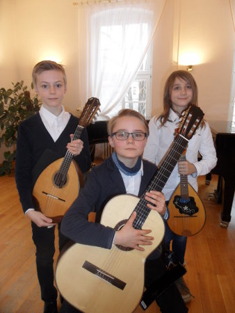 3 Kinder mit ihren Instrumenten