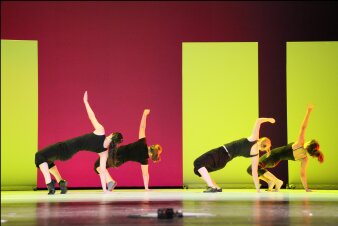 Mädchen tanzen auf der Bühne des Erfurter Opernhauses