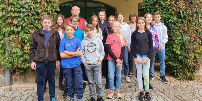 Mädchen und Jungen des Kinderstreichorchesters mit ihren betreuern vor der Jugendherberge