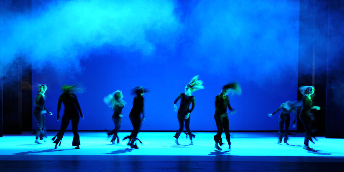 Tänzerinnen in blauem Licht 