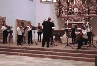 Mädchen und Jungen mit Violinen und Celli beim Spiel in der Erfurter Kaufmannskirche