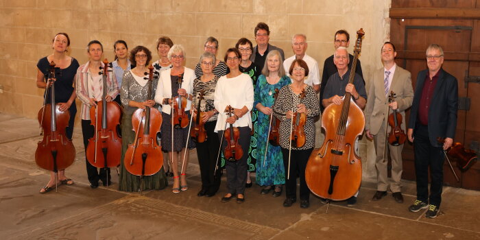 Die Orchestermitglieder mit ihren Instrumenten