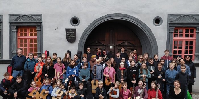 Die jungen Musiker der drei Orchester im Hof der Musikschule