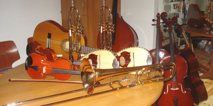 Verschiedene Musikinstrumente auf einem Tisch im Foyer der Musikschule