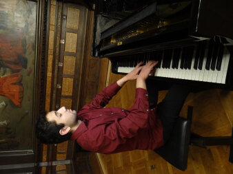 Schüler am Klavier