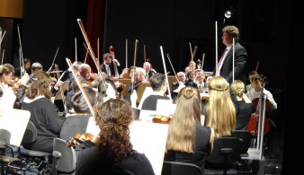 Orcheter mit Dirigent