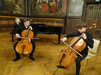 Zwei Schüler mit Celli