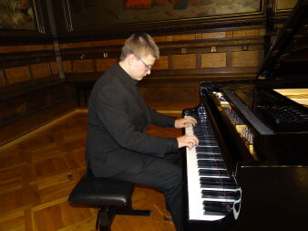Schüler am Klavier