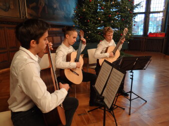 Drei Schüler mit Gitarren