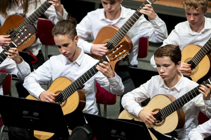 Jugendgitarrenensemble beim Landesorchesterwettbewerb 2024 junge Mitglieder eines Gitarrenrorchesters mit weißen Hemden beim Vorspiel