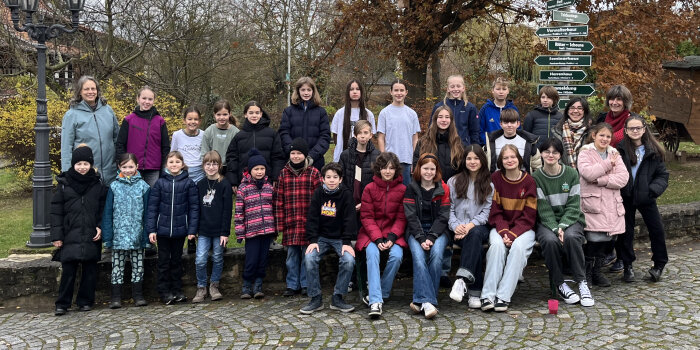 Kinder stehen im freien zusammen
