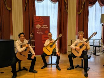 Schüler mit Gitarre auf Bühne