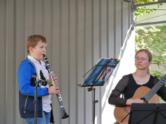 Ein junger Klarinettist in Begletung einer Gitarre