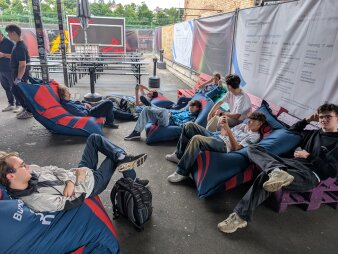 Schüler sitzen auf Sitzsäcken zusammen