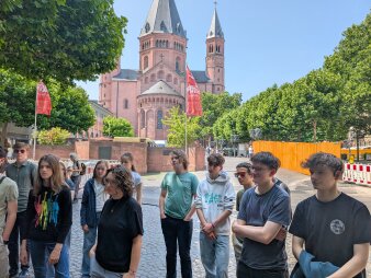 Schüler vor dem Dom Mainz