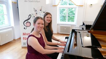 Schülerinnen am Klavier