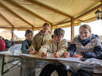 Kinder beim Malen von Bildern zur Musik