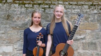 Schülerinnen mit Violine und Gitarre