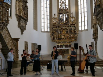 Alle Musikerinnen aus Mainz gemeinsam auf der Bühne