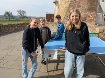 Schüler suchen auf dem Gelände versteckte Fragen