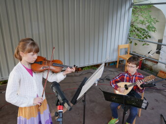 Eine Violinistin und ein Mandolinenspieler auf der Bühne