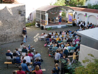 Blick von oben auf den gut besuchten Hof der Musikschule
