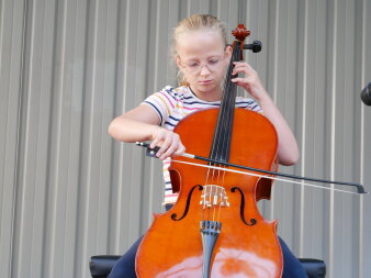 Eine junge Cellistin auf der Bühne