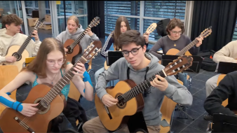 Jugendliche mit Gitarren in einer Probe