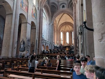 Schüler bei der Besichtigung des Doms