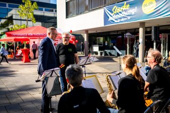 Mitglieder der Bigband im Gespräch mit Ministerpräsident