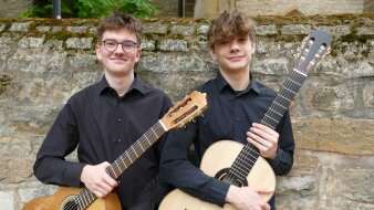 Schüler mit Gitarren
