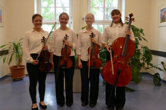 Schülerinnen mit Streichinstrumenten