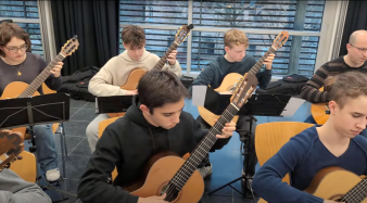 Jugendliche mit Gitarren in einer Probe