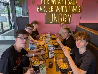 Schüler essen Burger im Restaurant