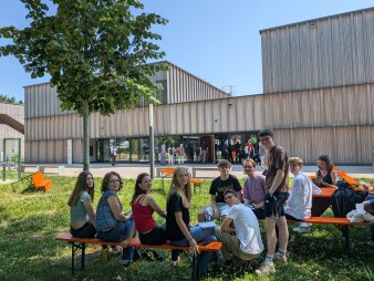 Schülergruppe vor dem Wettbewerbsort