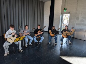 Jugendliche mit Gitarren in einer Probe