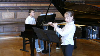Schüler mit Querflöte und Klavier im Rathausfestsaal